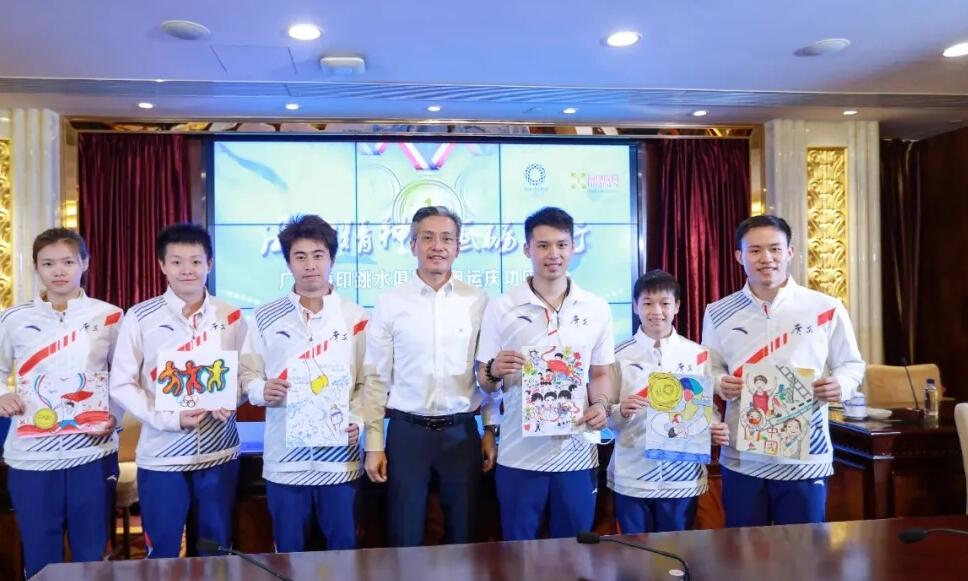 又获奖了！全红婵与两大师哥同步微笑太神似，网友：又站C位了