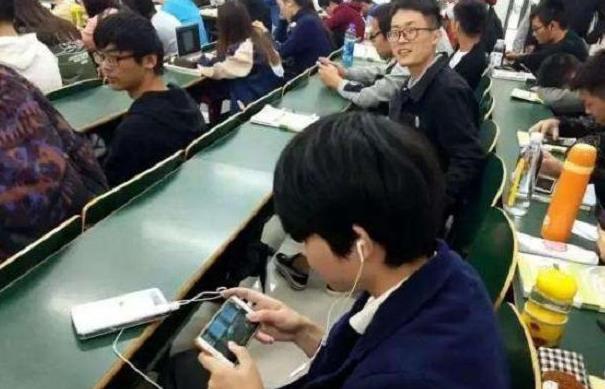 山东一女大学生火了，学习娱乐“两不误”？自创三位一体式学习法