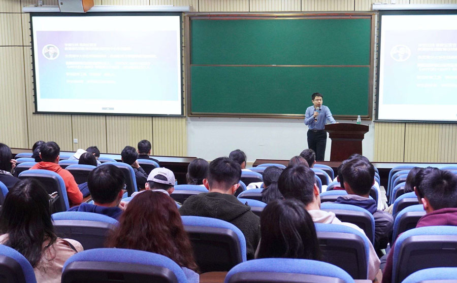 为与国际接轨，清华已有700门课全英文授课，有人担心会弊大于利