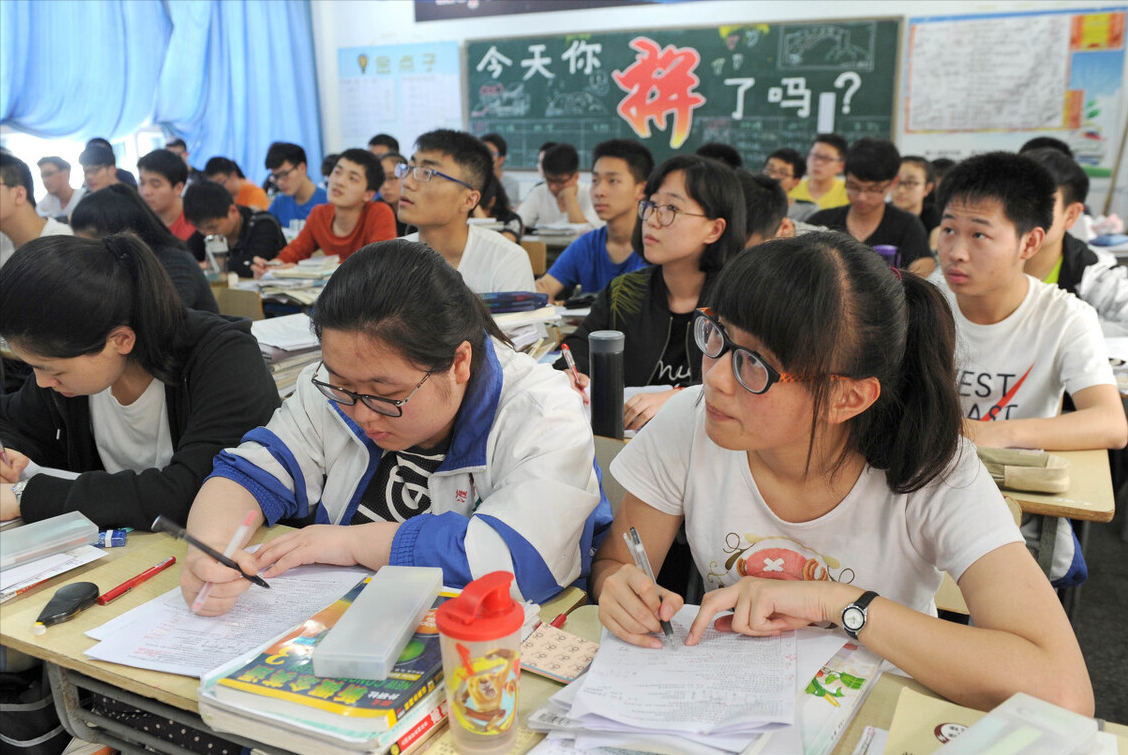 中高考当天，家长有必要“全程陪考”吗，机智的家长巧妙应对