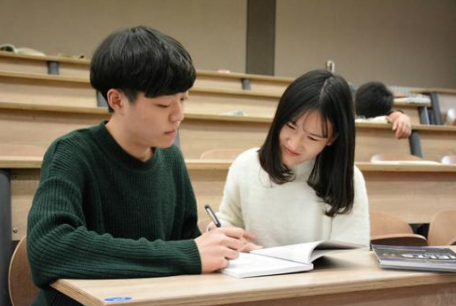 大学生如何获得保研资格，辅导员透露4个条件，学姐：受益良多