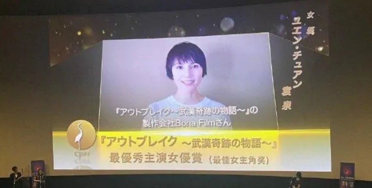 袁泉黄晓明路透曝光，偶遇粉丝立即笑脸相迎，颜值在人群中最亮眼