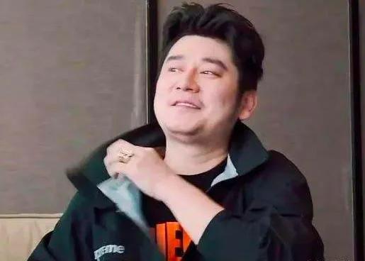 在《天天向上》开播没多久,陈英俊和董贝克就退出了主持团队,在舞台上