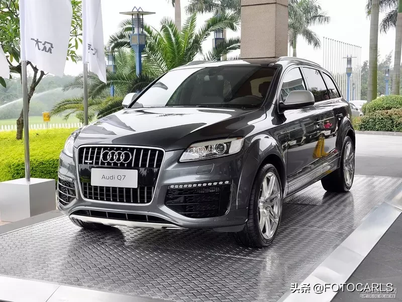 奥迪Q7 V12柴油版实拍,当年售价257万,这货能拖动一辆飞机
