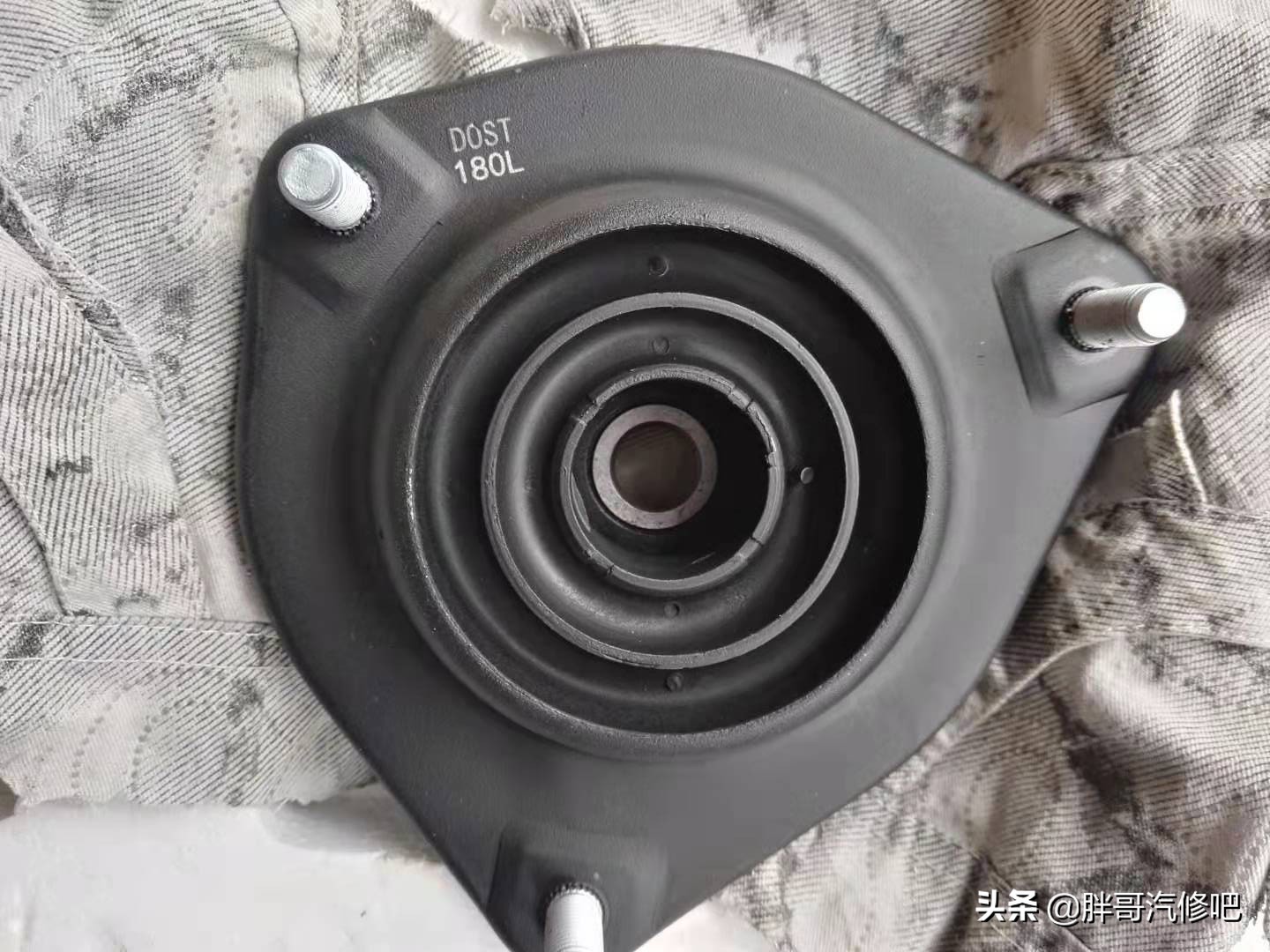例行检查底盘减震器自行脱落，过坑、打方向吱嘎异响