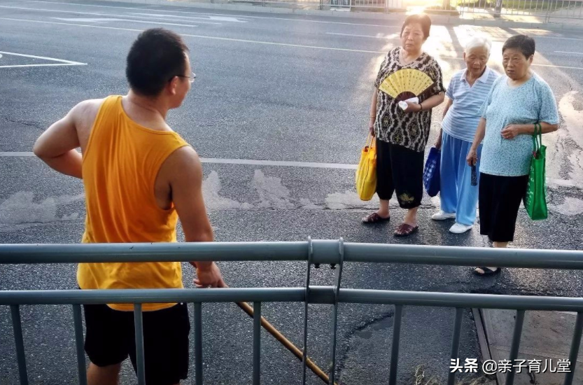 考上同济大学博士的他，帮环卫工父母扫大街，寒门子弟更懂得感恩