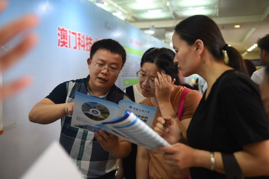 21年高考500分只能上专科，文理分数线差距100分，文科生太难了