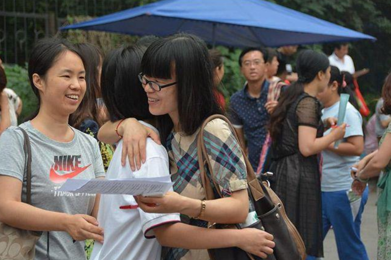 中高考当天，家长有必要“全程陪考”吗，机智的家长巧妙应对