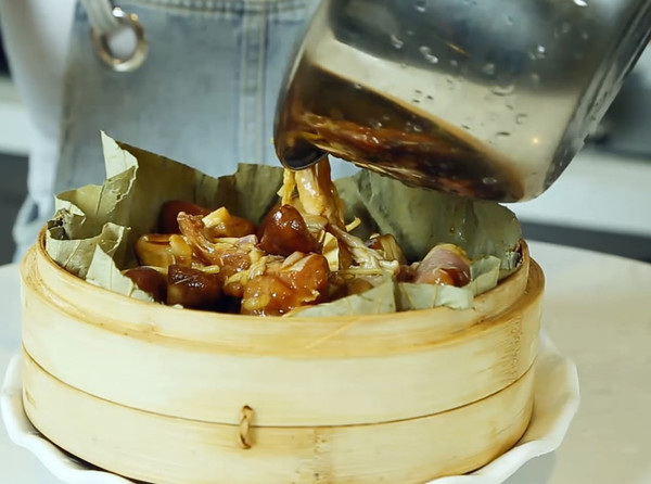 蒸鸡时，有人焯水，有人直接炖，怎么做才好吃呢，教你最正确做法
