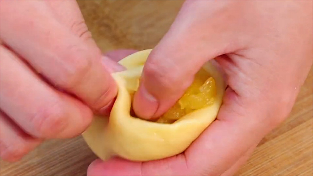 苹果面包怎么做（教你做香甜柔软的苹果馅面包）