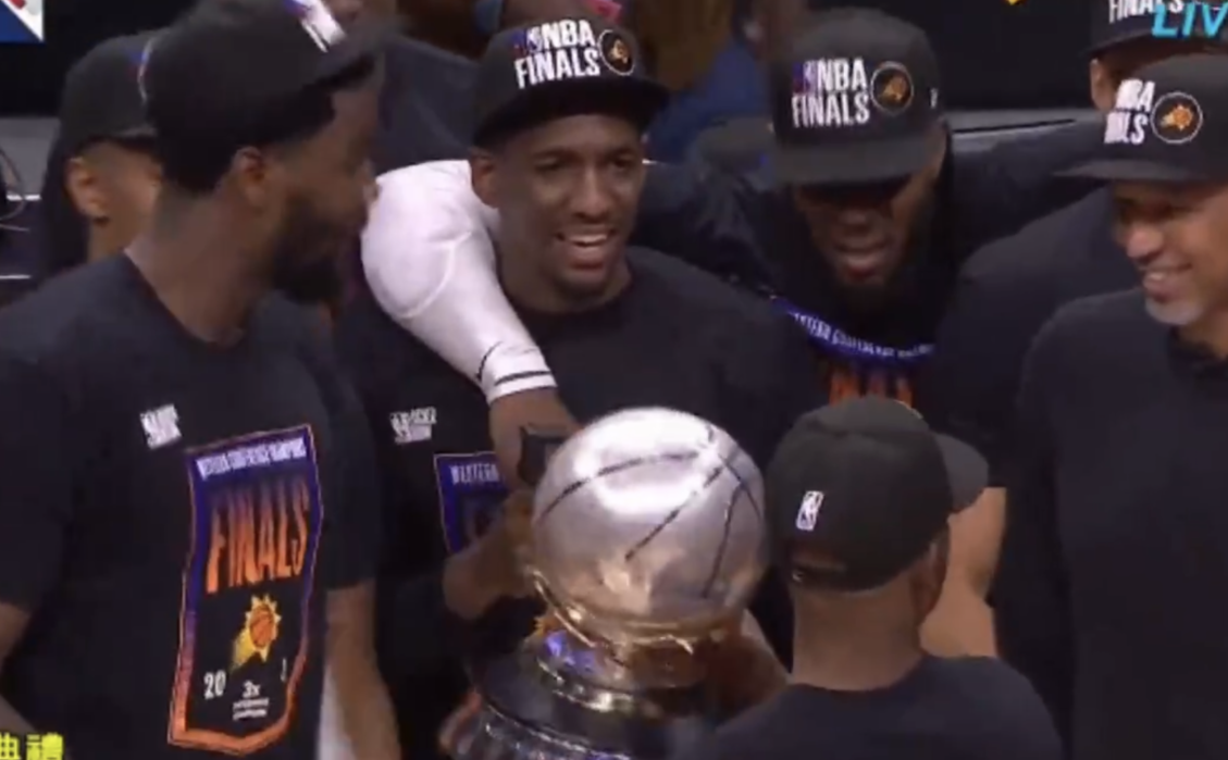 西部冠军颁奖仪式保罗高举奖杯采访哽咽艾顿偷笑布克脸黑