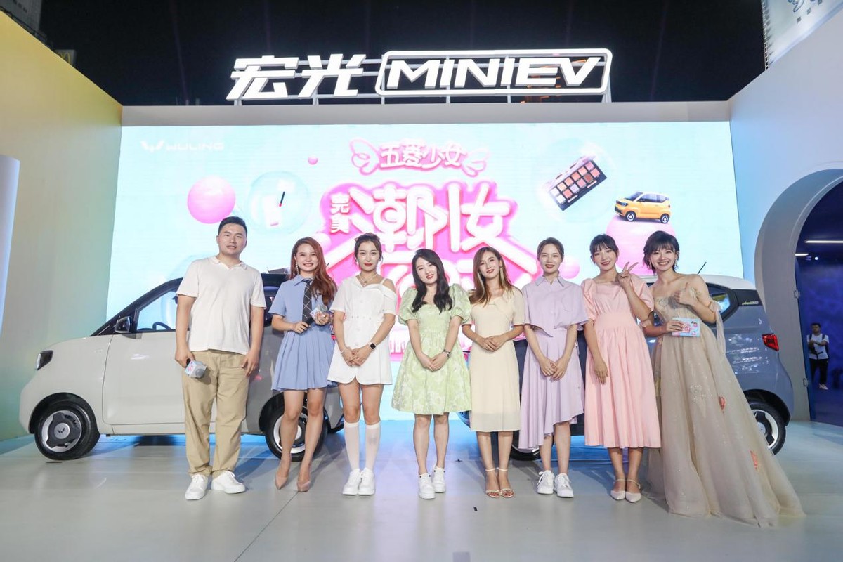 宏光MINIEV马卡龙秋色美翻了，五菱再和完美日记玩跨界