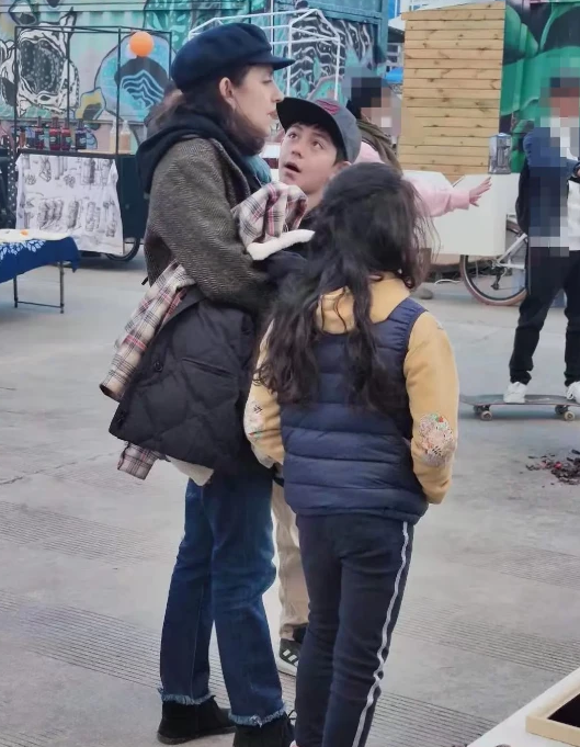 网友逛街偶遇刘烨一家，刘诺一颜值爆表，刘霓娜却“画风突变”？