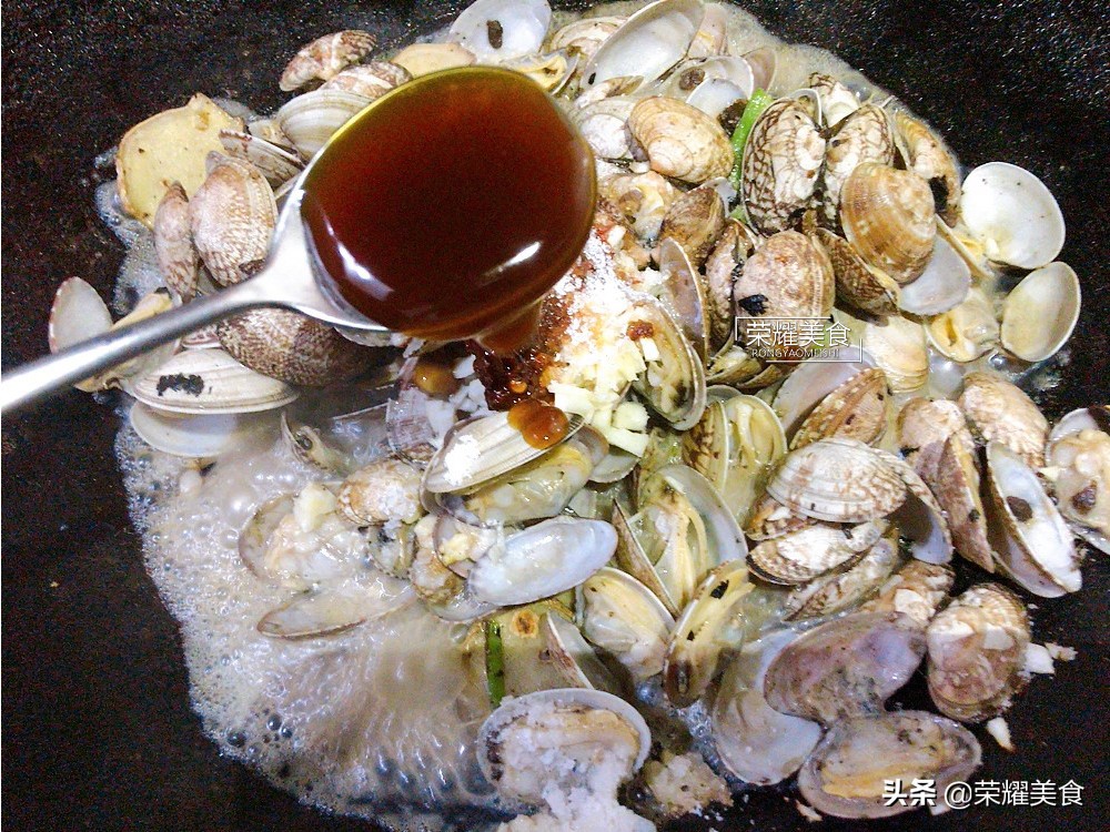 炒花蚬子前，让蚬子吐净泥沙和洗净是很有必要的，赶紧告诉家人