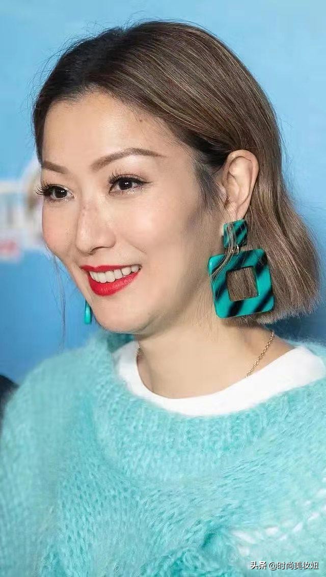 穿湖蓝色毛衣配高腰裤时髦洋气(穿湖蓝色毛衣配高腰裤时髦洋气男)