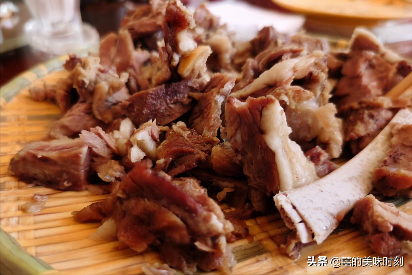 内蒙古县城里的小饭馆，菜量大到惊人，外地游客却无福消受