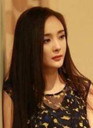 方脸女生别总留中分了，试试这4款瘦脸发型，显脸小还很时髦