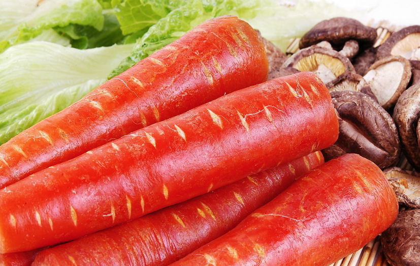 颜色为红色的胡萝卜叫做本地胡萝卜,吃起来味道更好,不过,价格要贵