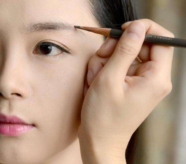 我国有一老牌眉笔，小小一支也有证书，搭配眉卡眉刷不到十块钱