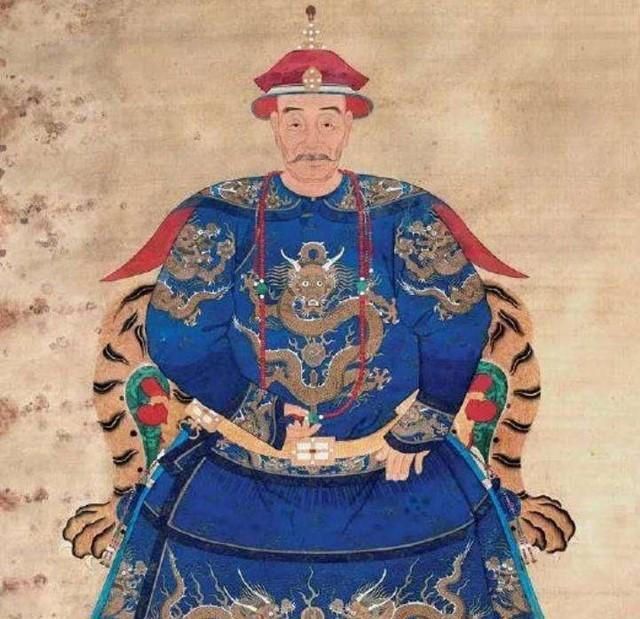 多尔衮在努尔哈赤死的时候才15岁,堪堪一个少年;而哥哥皇太极已经35岁