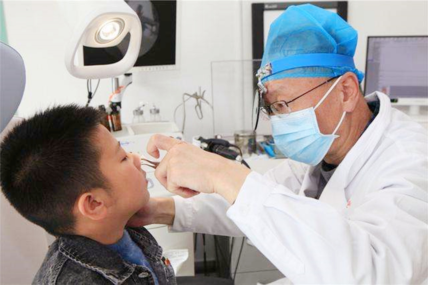 孩子“嘴部”越长越难看，不是环境影响颜值，可能是睡觉的坏习惯