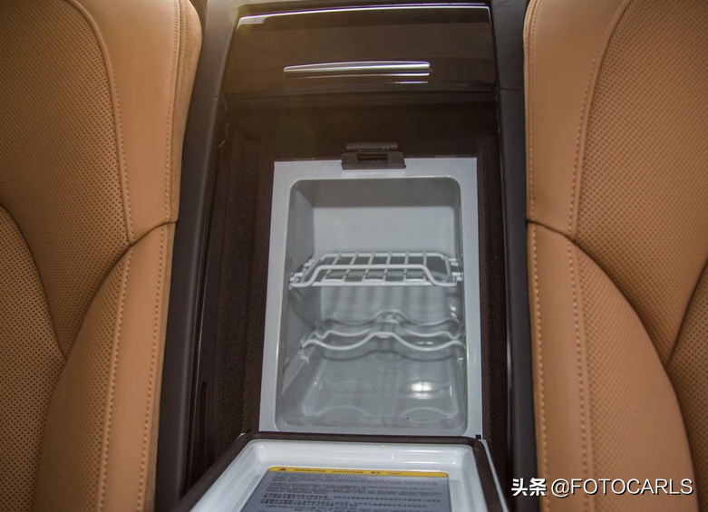 W12版奥迪A8L实拍，最迷人的前脸大灯，比同年奔驰S600L更阔气