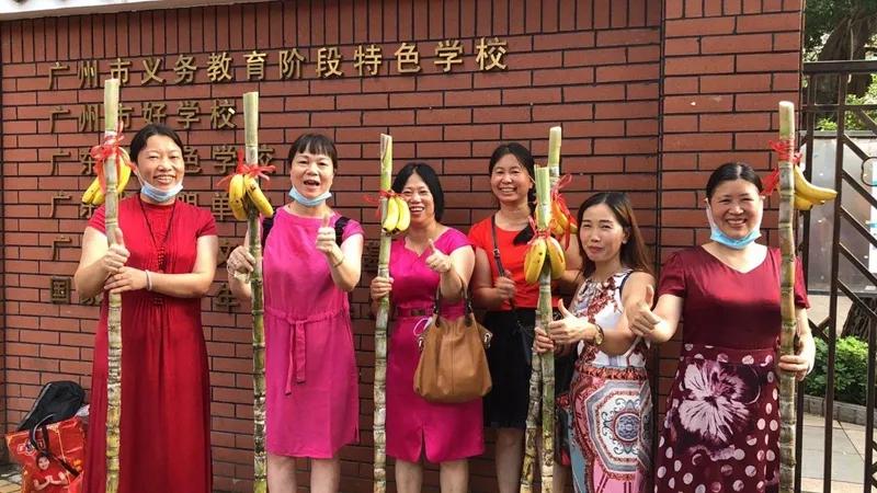 高考｜考场外陪考的父母，是一道令人动容泪目的风景线