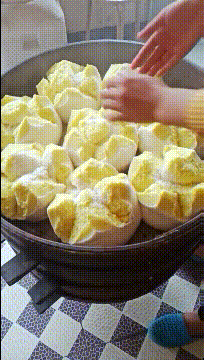 搞笑動圖欣賞,帽子臟了,這樣洗真的比水洗干凈?確定不是敷衍?