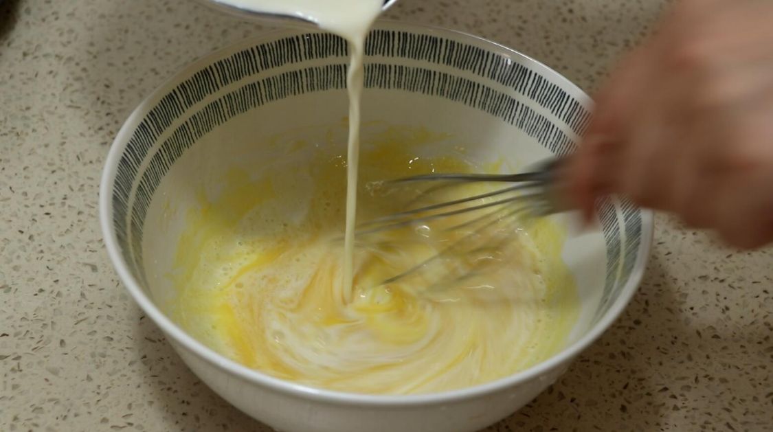 冬天的绝佳早餐，牛奶倒入鸡蛋内，瞬间变成网红美食，营养又美味