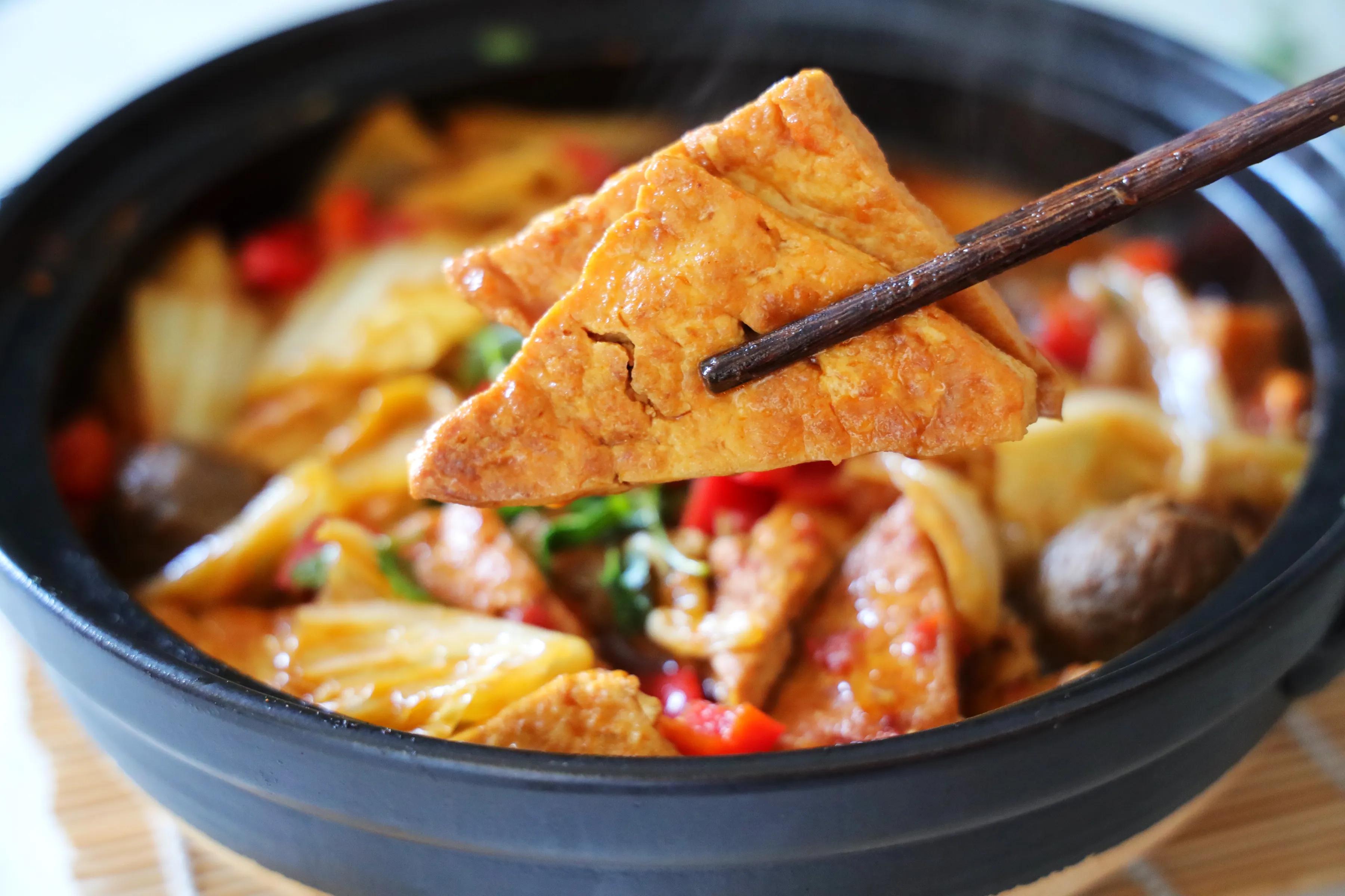 天气越来越冷，砂锅炖白菜豆腐不能少，汤鲜味美，吃完浑身暖