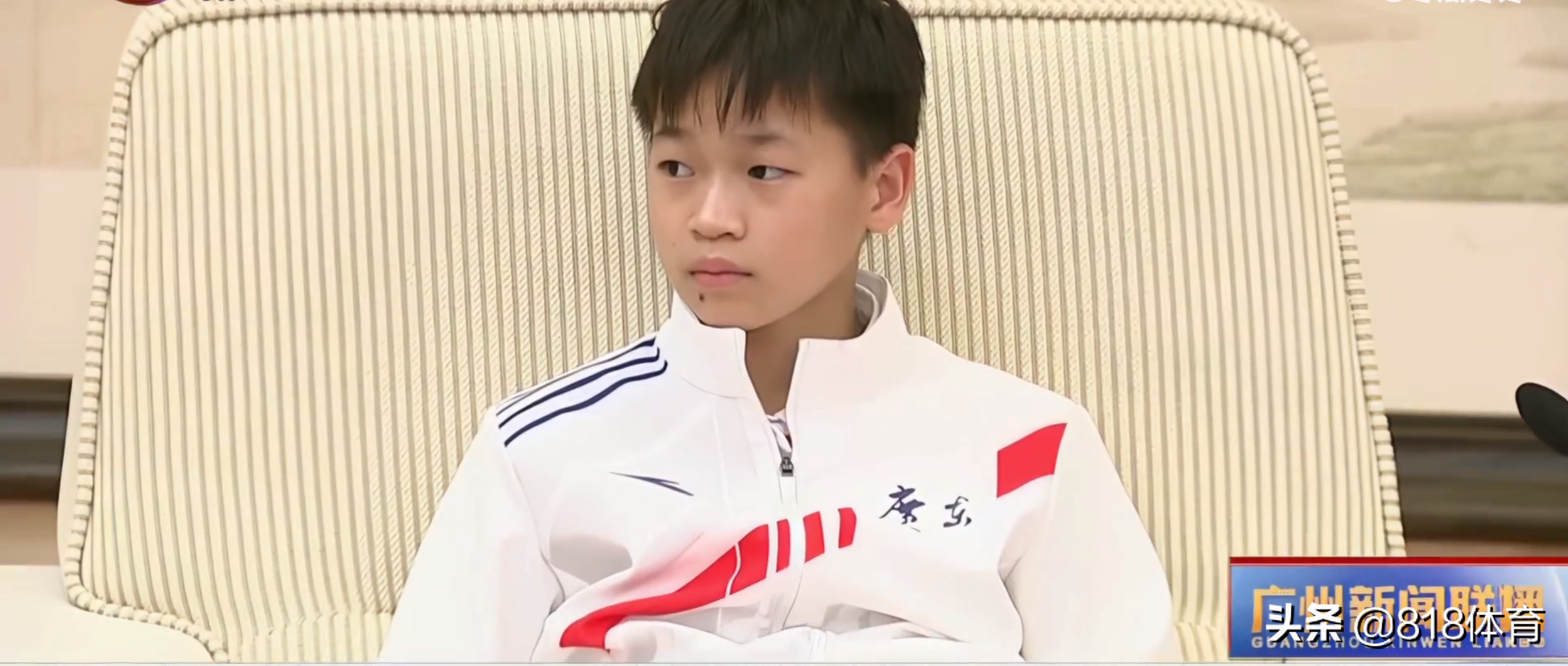 排面!全红婵回广州书记市长亲自接见,红姐坐主位埋头看书掩饰紧张