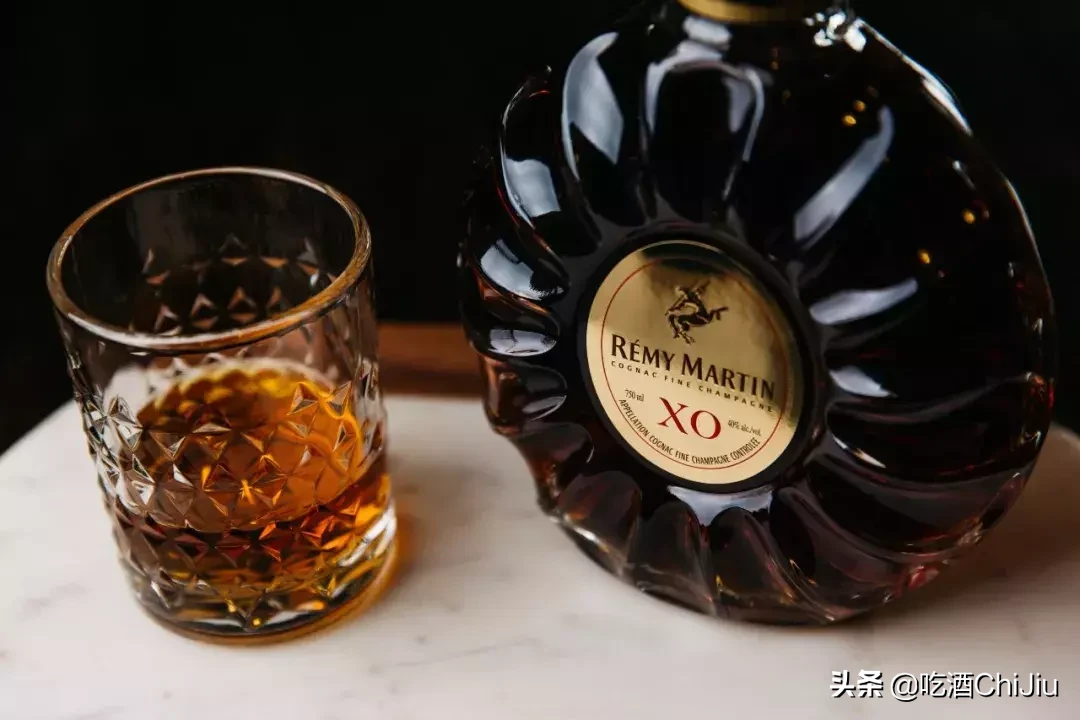 中间标签上,半人半马射手的图案,是人头马的标志,开始于1870年.