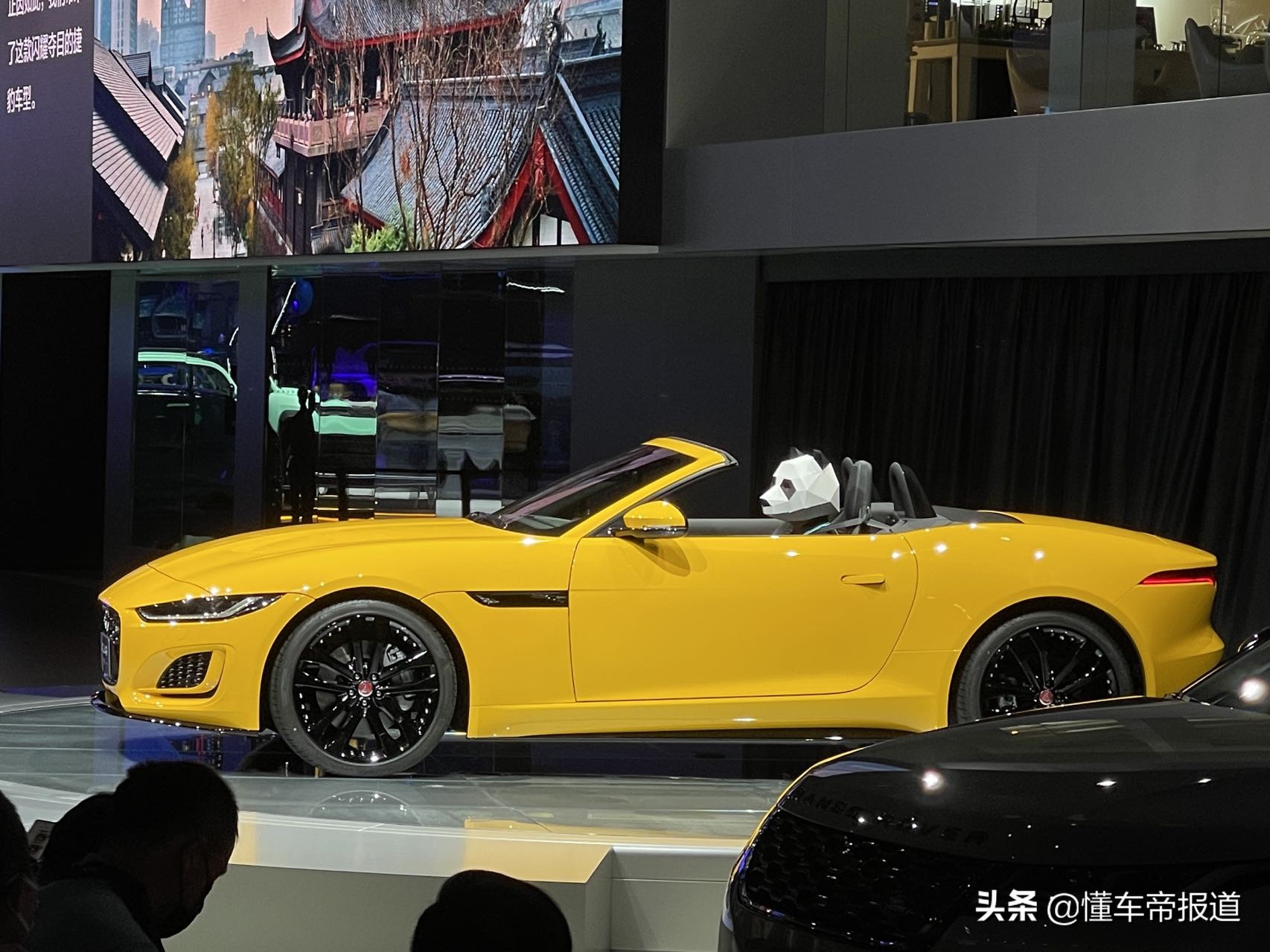 成都车展 </p><p>　　 增“索伦托黄”车漆！新款捷豹F-TYPE上市，58.2万元起