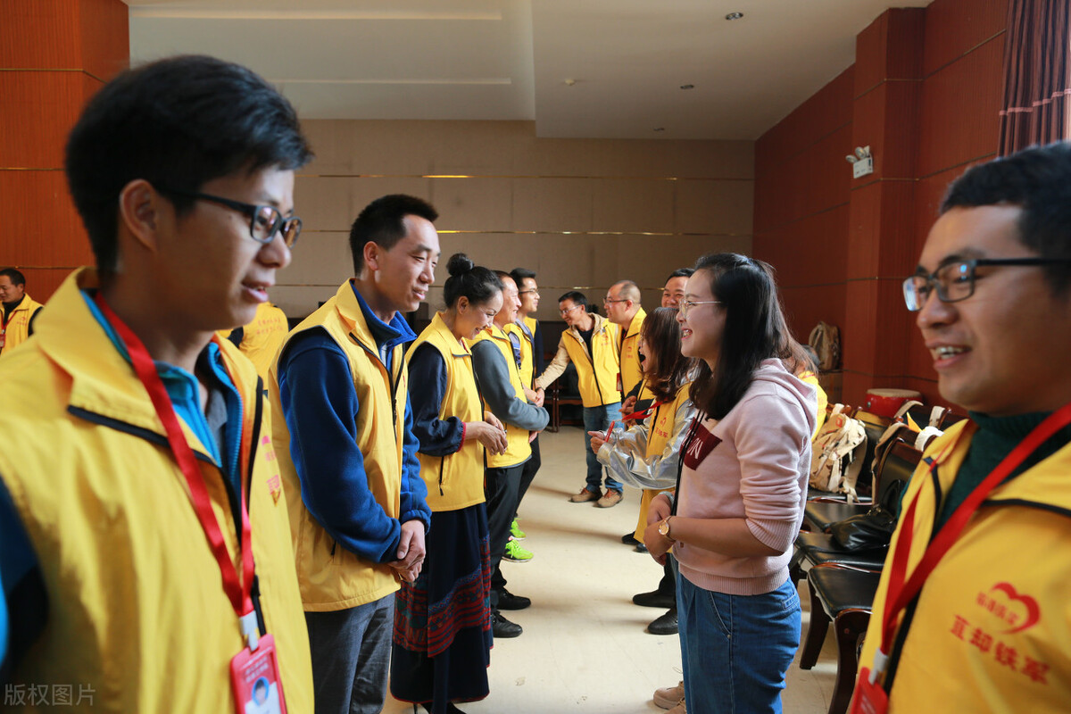 紫落姑娘：策划400余人的公司团建？给你一个成品方案