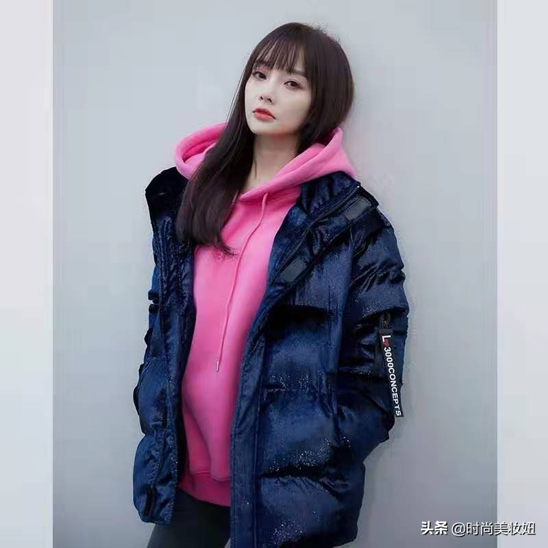 粉色连帽卫衣配羽绒服(粉色连帽卫衣配羽绒服图片)