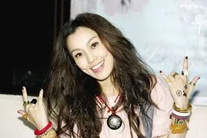 妈妈不疼、舅舅不爱,还遭闺蜜伤害,张韶涵的遭遇,没那么简单