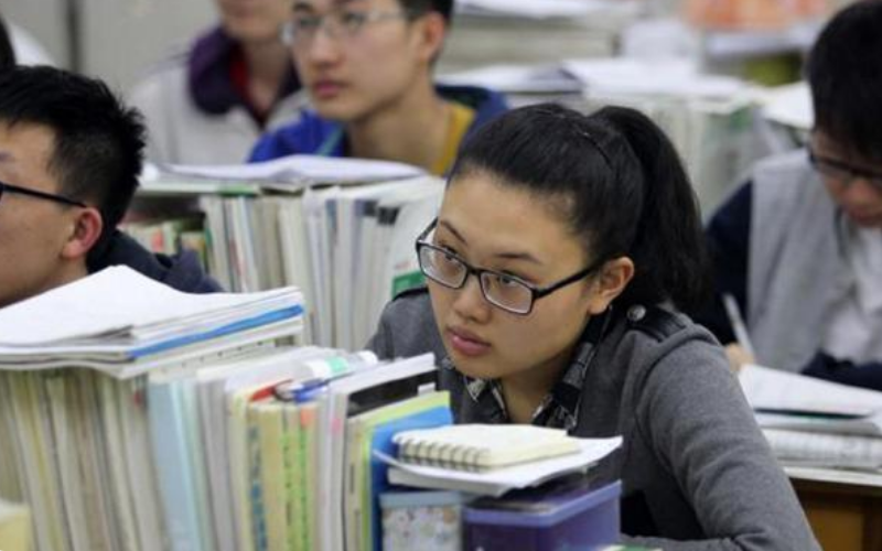 学霸有“性别之分”？初中前十有8个都是女生，高中却输给男生