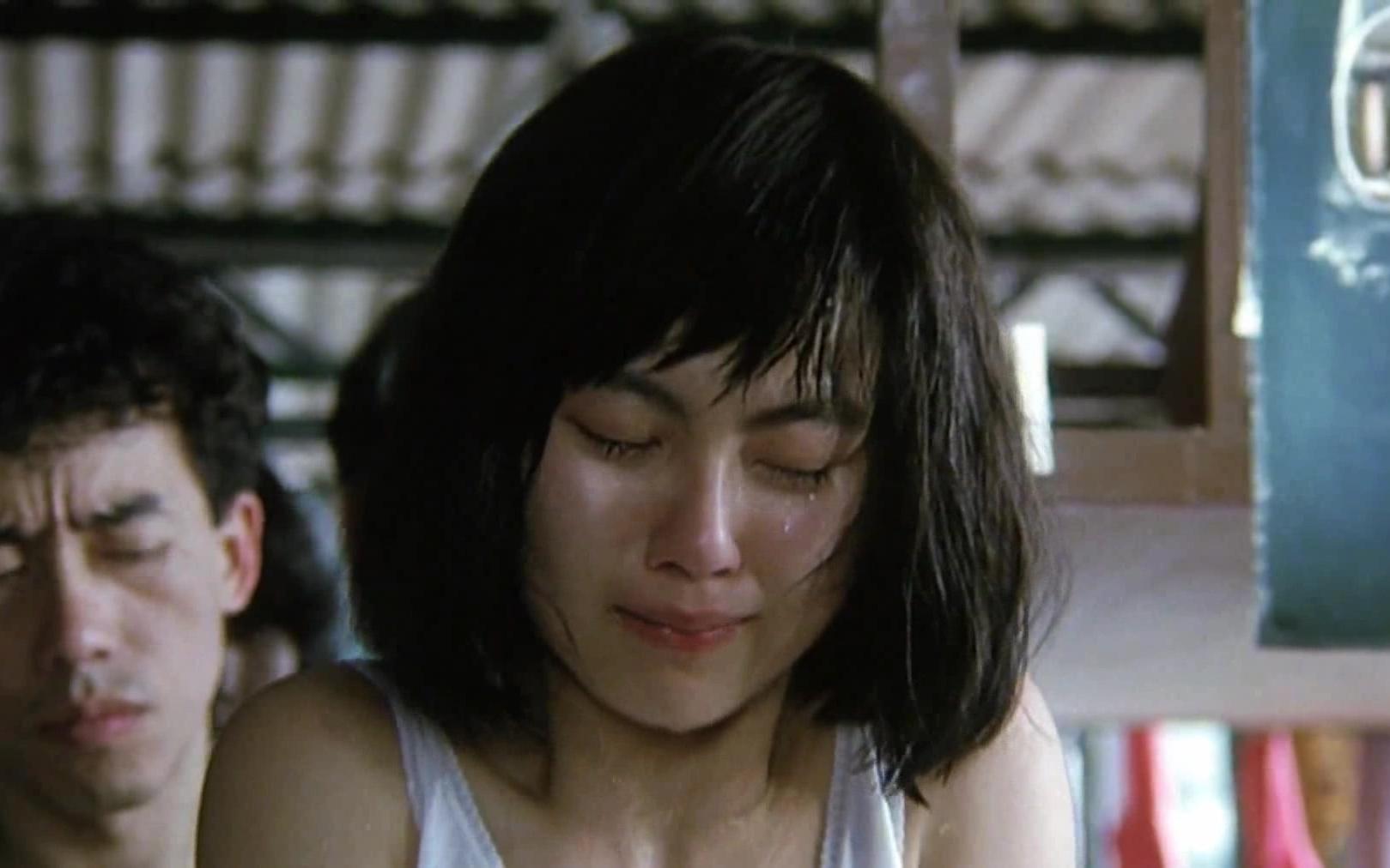 在这部1988年的老电影中，袁洁莹演女学生，林正英演警察