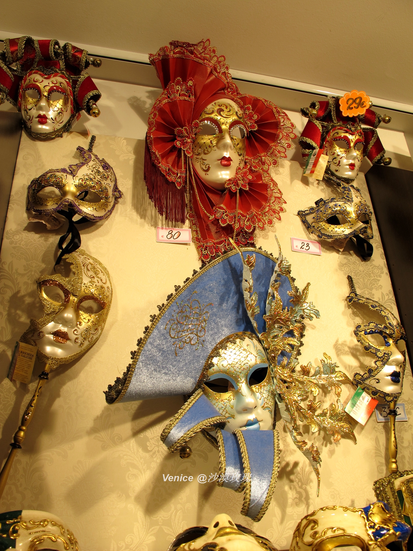 威尼斯面具主要分为狂欢节面具(carnival masks)和即兴艺术喜剧