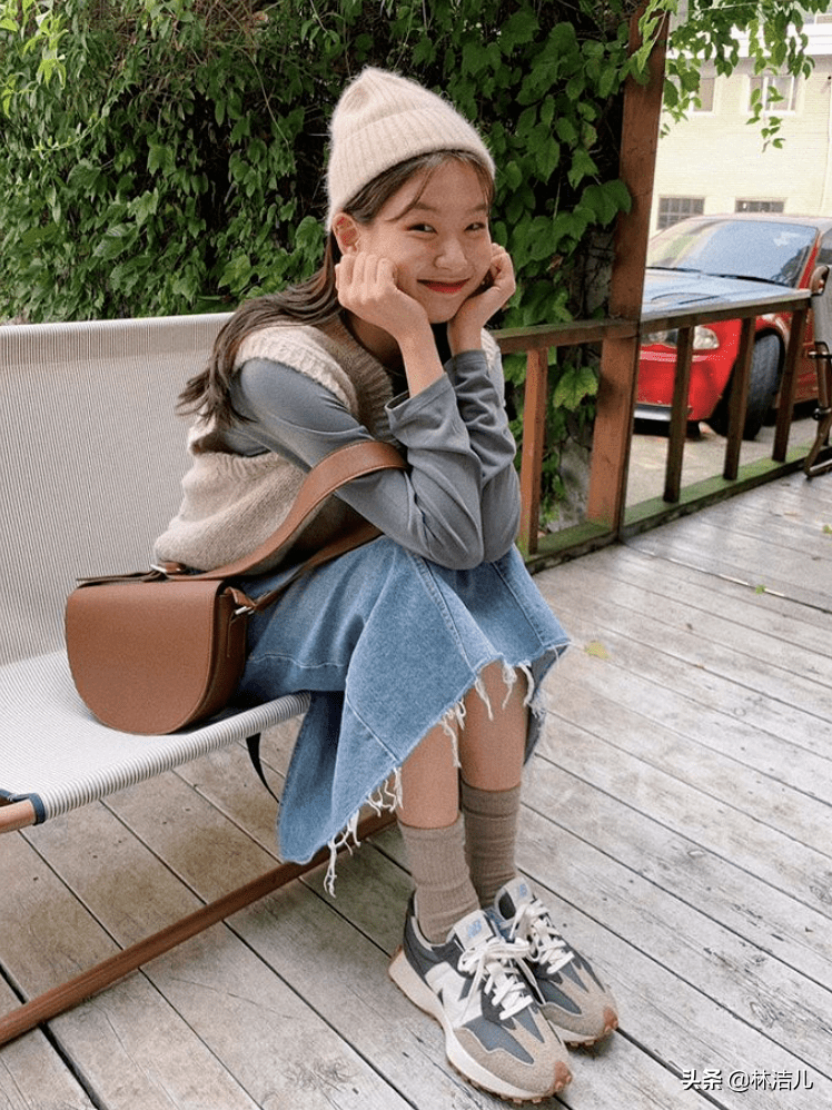 平平无奇的奶奶马甲，竟然搞定了女明星们的私服穿搭，保暖又时髦