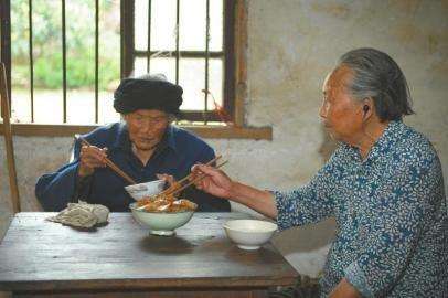 为何说45岁人群养生先养“肠道”？要想肠道健康，多吃2类食物