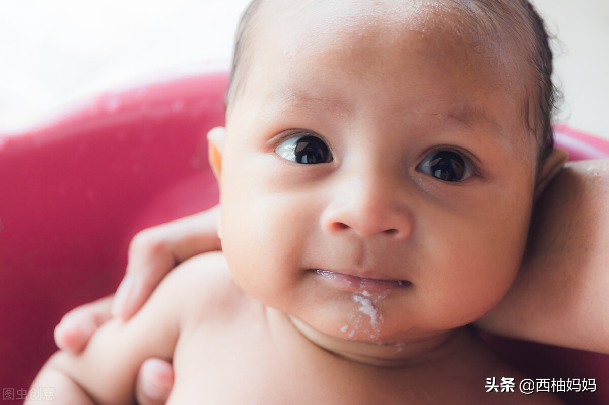 两个月婴儿吐奶怎么回事（80后妈妈分享双胞胎姐妹吐奶的历程）