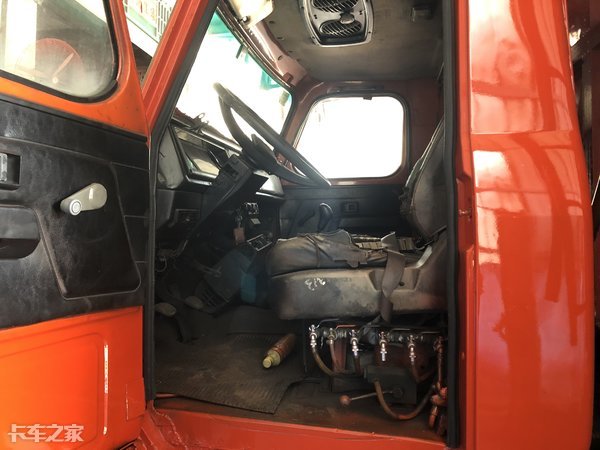 单片钢制踏板源自经典的东风eq140-2身上,不过此处位置经常遭受前脸甩