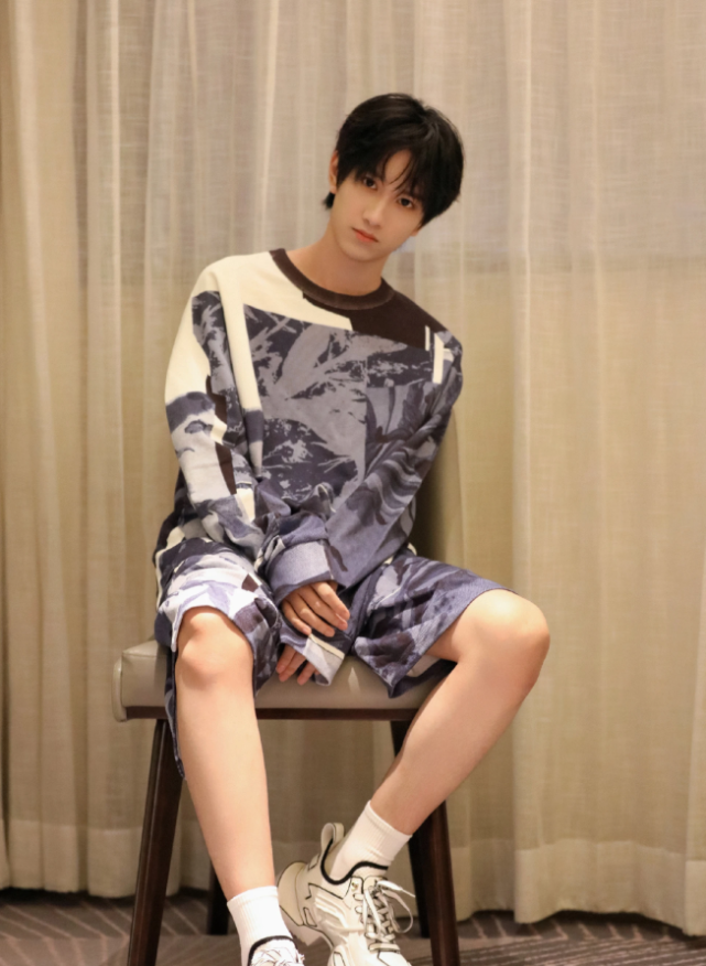 敖子逸浪漫氛围感写真，黑白色系演绎极简风，蜂腰长腿身材卓绝