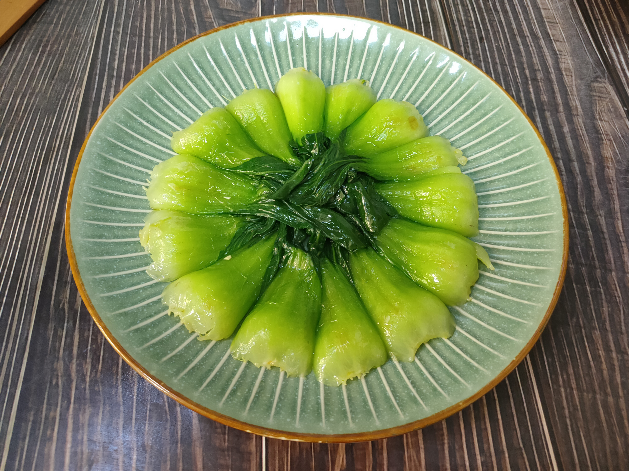 好吃的香菇炒油菜（十步轻松做出好吃的香菇炒油菜）