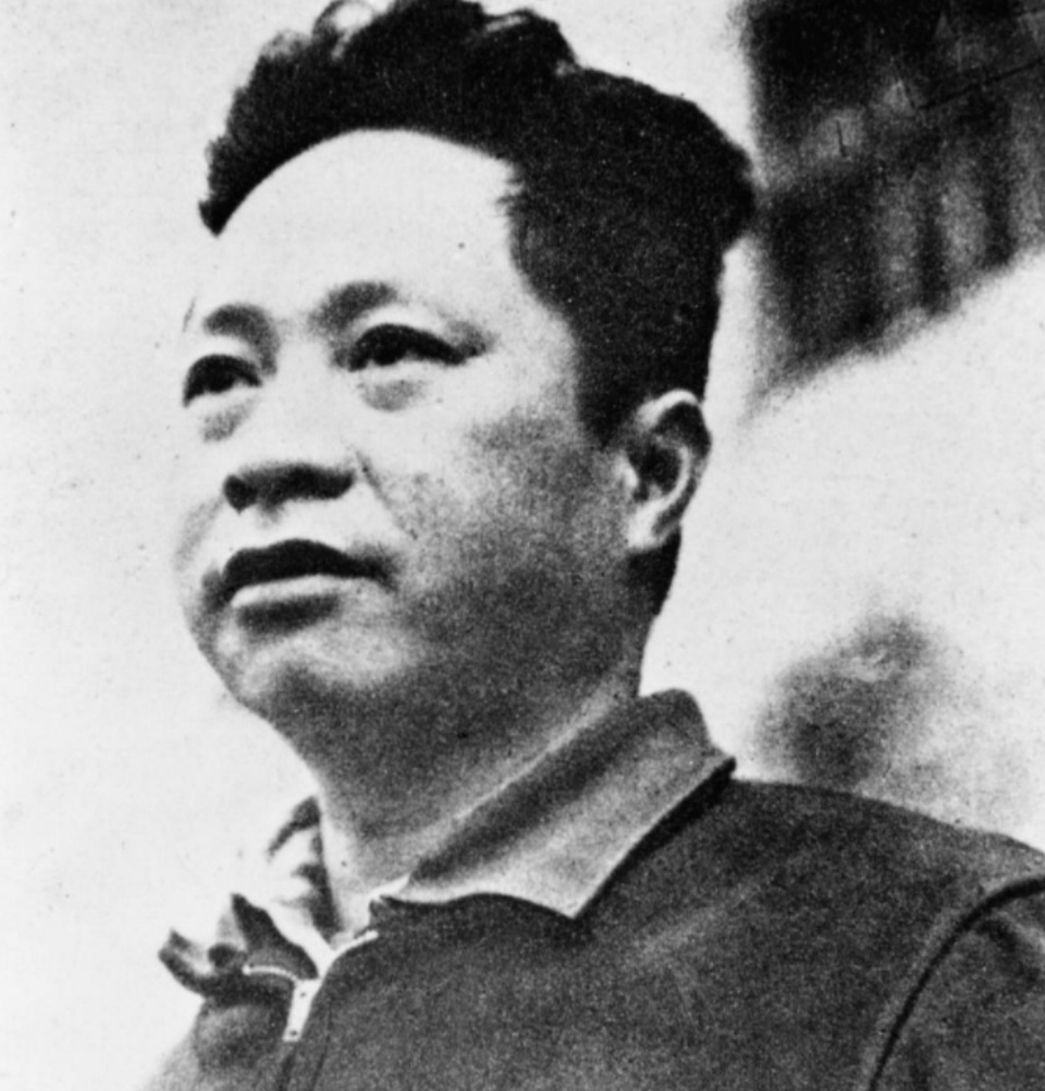 叶挺将军乘机赴延安途中不幸撞山遇难，一代名将陨落，举国悲恸哀悼。