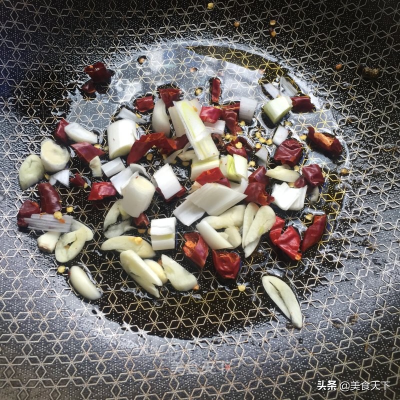 酸溜溜的味道，酸爽可口，开胃下饭，还帮油腻腻的肠胃减减负