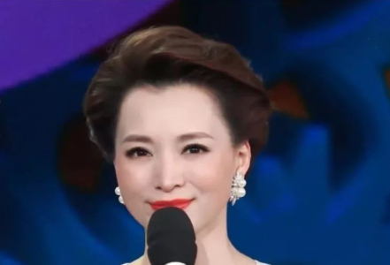 董卿当年有多美？柳叶细眉配丹凤眼温婉动人，赵忠祥赞其大气知性