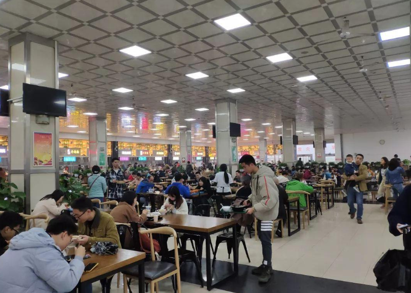 大学食堂标语走红，为了学生吃饭出奇招，阿姨多年的手抖都治好了