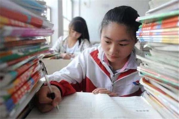 初中时男学霸“扎堆”，高中后逐渐减少？老师：女强男弱已是常态